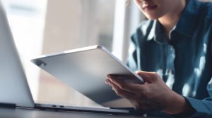 woman using a customizable lms on her laptop in hand